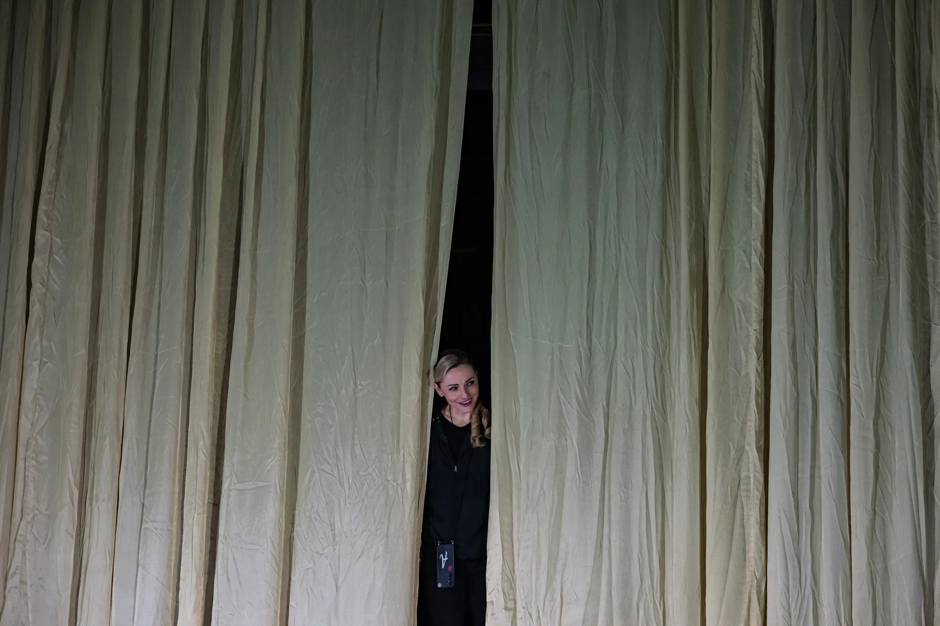 Антоніна Радієвська, 43-річна балерина та художній керівник театру «Опера Схід», готується до репетиції відродження «Шопеніани», першої з часів повномасштабного вторгнення Росії в Україну у 2022 році, у підземному приміщенні Національного академічного теа